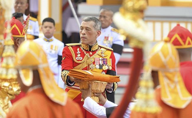 Ba trung tâm mua sắm Siam cực lớn ở Bangkok là Siam Paragon, Siam Discovery và Siam Center đều nằm trên vùng đất thuộc sở hữu của vua Thái Lan.
