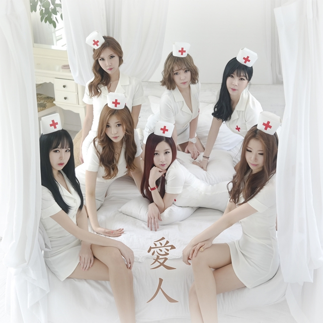 Người hâm mộ chủ yếu&nbsp;bênh vực thần tượng bị công ty và stylist ép mặc trang phục này trong khi nhân viên y tế mới là nạn nhân thực sự.
