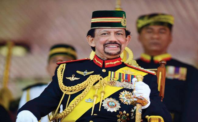 Trong khi đó, Quốc vương Brunei Hassanal Bolkiah cũng giàu có không kém khi sở hữu khối gia tài đồ sộ, ước tính khoảng 28 tỷ USD.
