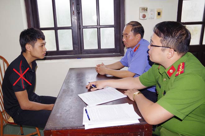 Hoàng Hồng Đăng tại trụ sở công an.