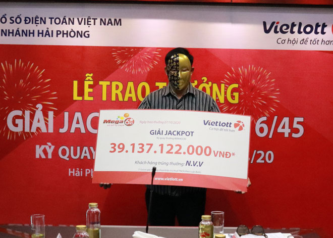 Ông V. đeo mặt nạ khi nhận thưởng.