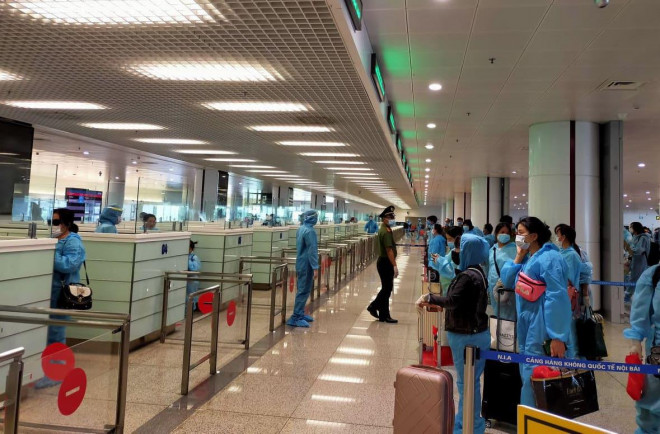 Hành khách chuyến bay Seoul - Hà Nội vào ngày 25-9 xếp hàng làm thủ tục nhập cảnh - Ảnh: Dương Ngọc