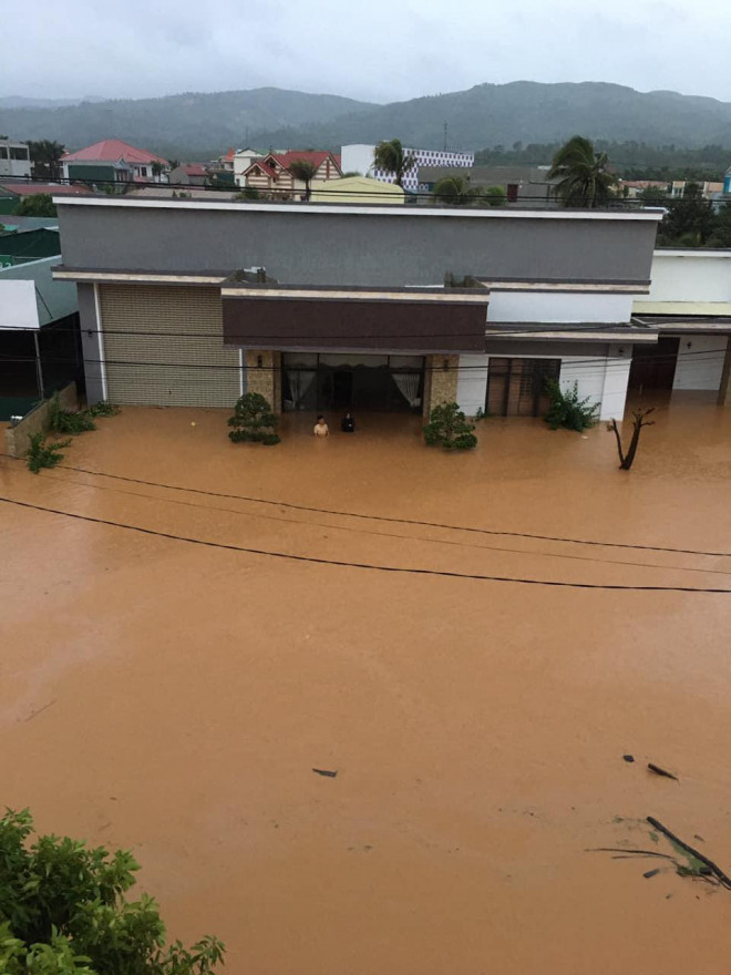 Nước ngập nhà dân ở Lao Bảo.