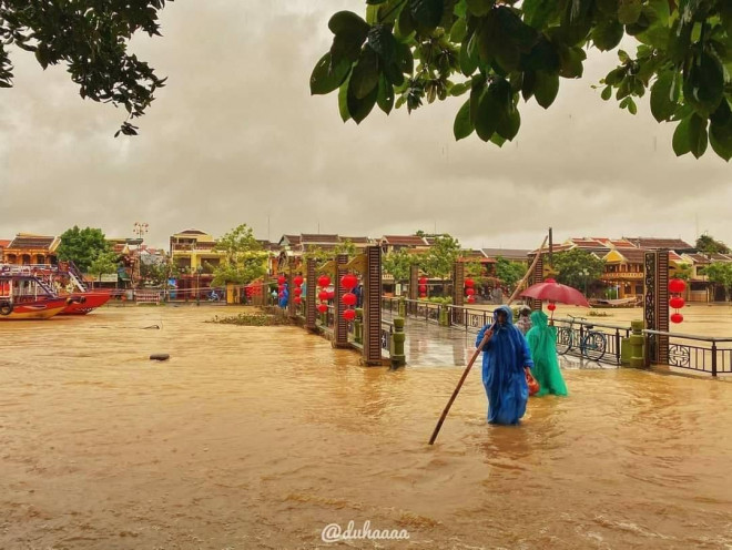 Mưa lũ đã khiến một cây cầu bắc qua sông Hoài - Hội An bị ngập