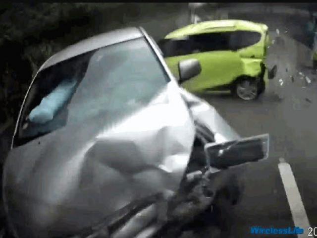 Media - Xe máy lạng lách trên cao tốc khiến 10 ô tô tông nhau liên hoàn