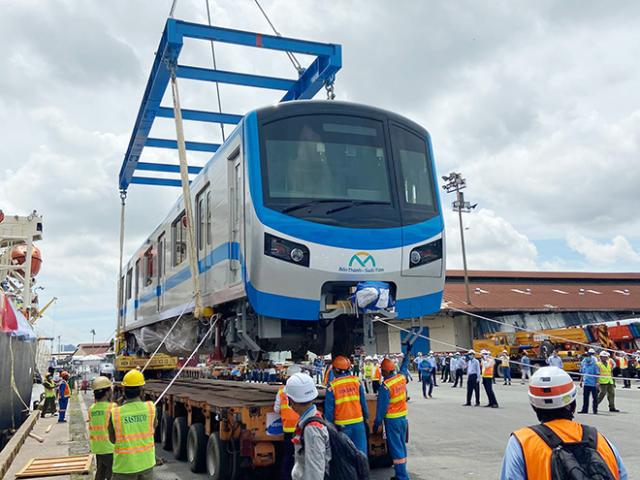 Tin tức trong ngày - Ảnh tàu metro được đặt lên xe siêu trường, siêu trọng khi về đến TP.HCM