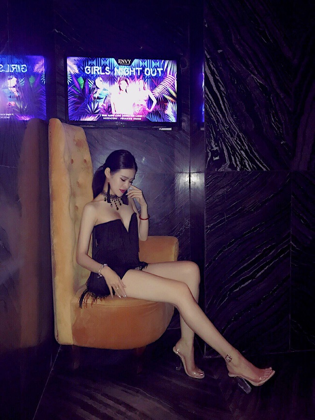 Khi đi tiệc tùng cùng bạn bè, người đẹp chịu hở bạo hơn với những kiểu áo hở vai, cut out ở phần ngực, không quên phối cùng các phụ kiện &#34;thần thánh&#34; để làm nổi bật set đồ như guốc cao gót, vòng tay, choker, khuyên tai.

