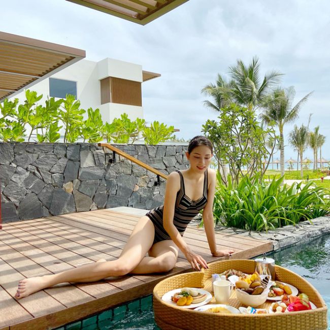 Thỉnh thoảng cô nàng lại &#34;thả thính&#34; trên mạng xã hội bằng những bức ảnh khoe dáng nóng bỏng như thế này.
