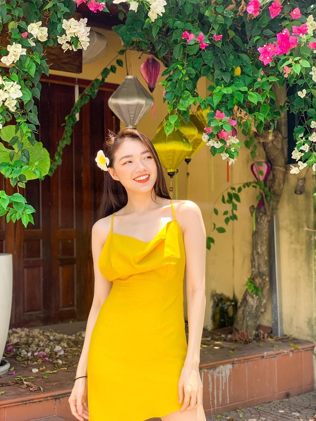 Có lợi thế là làn da trắng như &#34;bông bưởi&#34; cùng nụ cười rạng rỡ, một chiếc đầm hai dây màu vàng sẽ giúp người đẹp họ Dương tỏa sáng hết cỡ dù ở bất kì nơi đâu.
