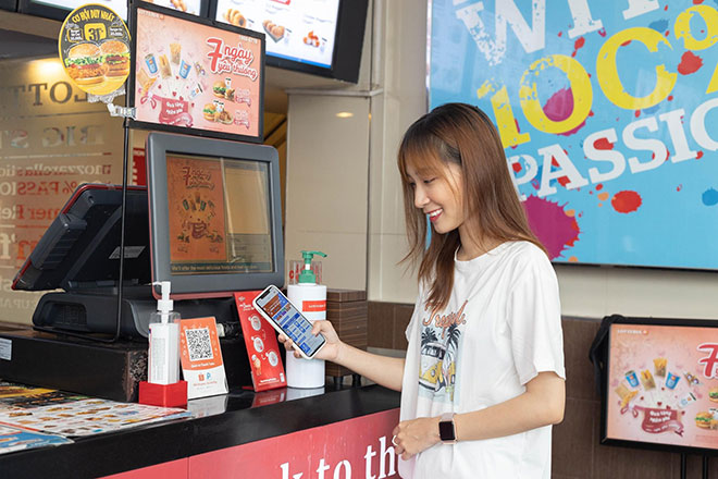 Quét mã QR chỉ đơn giản như thế này, chị em sẽ được hoàn tiền khi có chương trình ưu đãi