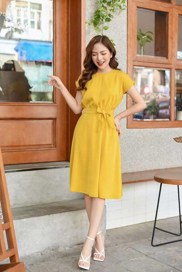 Những gam màu vàng rực rỡ vẫn hiện diện trong tủ đồ của quý cô “Less Is More”. Chiếc váy vàng với điểm nhấn ở eo là item không bao giờ lỗi mốt, bởi sự tối giản và tính ứng dụng cao trong đời sống. Hình ảnh: thương hiệu Eva Lover.