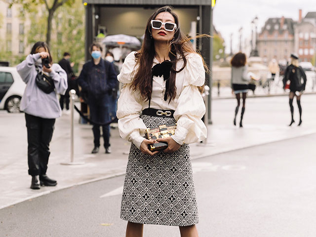 Thythu mặc outfit Louis Vuitton, kính Millionaire Louis Vuitton, túi Trunk trứ danh của nhà mốt Louis Vuitton, bằng chất liệu cá Sấu Alligator quý hiếm nằm trong bộ sưu tập&nbsp; Arora có gía&nbsp;trị hơn 700 Triệu VND