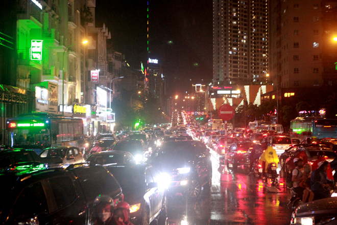 Tình trạng tắc đường vào giờ cao điểm ở Hà Nội thường xuyên diễn ra. (Ảnh: Hồng Phú)