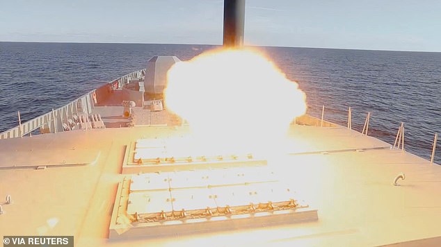 Tàu chiến Nga phóng tên lửa hành trình siêu thanh Zircon.