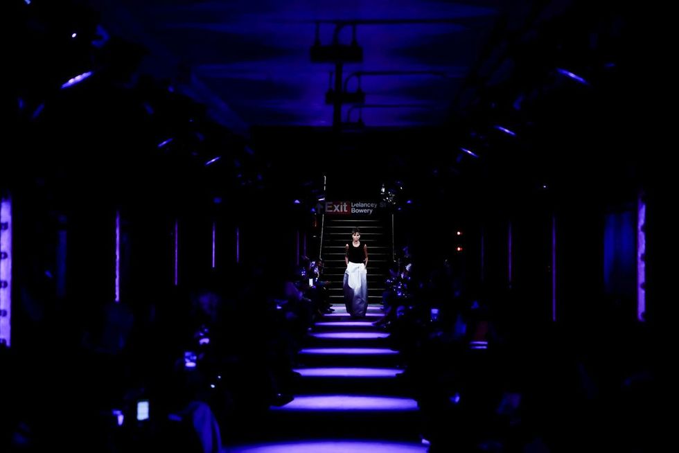 Những sân khấu ấn tượng nhất trong lịch sử sàn catwalk - 10