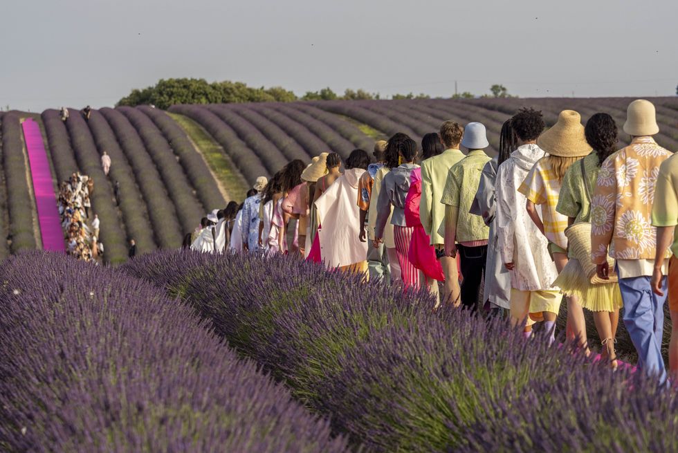 Những sân khấu ấn tượng nhất trong lịch sử sàn catwalk - 11