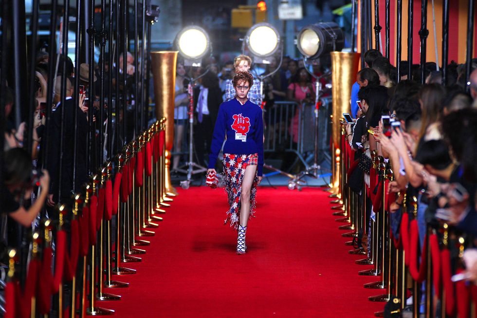 Những sân khấu ấn tượng nhất trong lịch sử sàn catwalk - 6