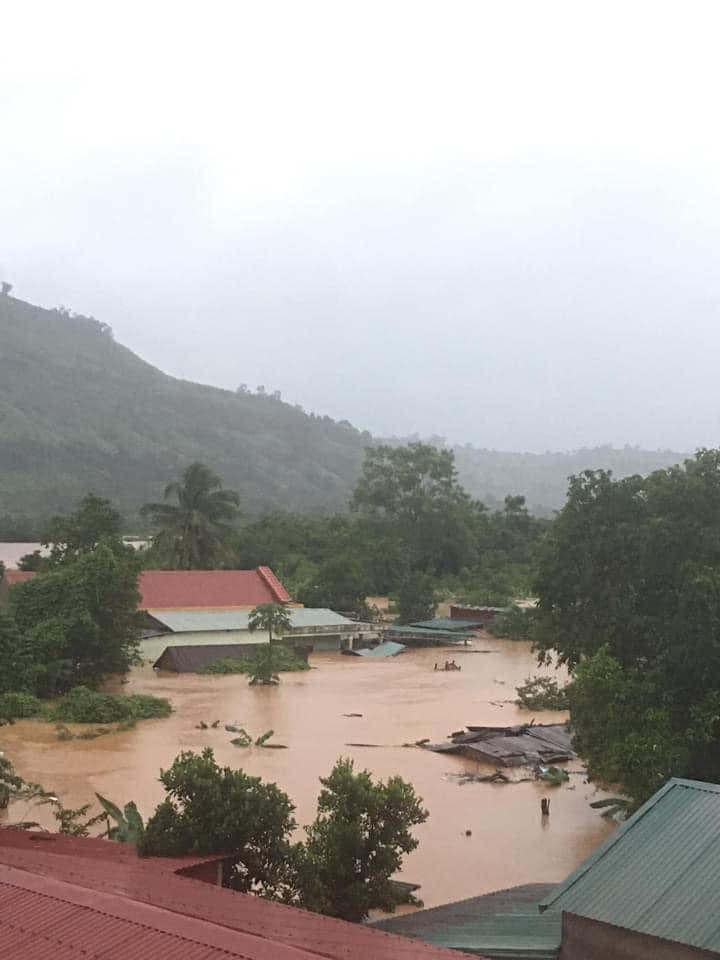 Tại thị trấn Lao Bảo (huyện Hướng Hóa, Quảng Trị), mưa lớn khiến nước lũ dâng cao tới tận nóc nhà người dân. Ảnh: FB Quảng Trị 24h.