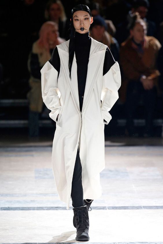 Nhà thiết kế Nhật lừng danh với phong cách phản thời trang độc đáo - 3