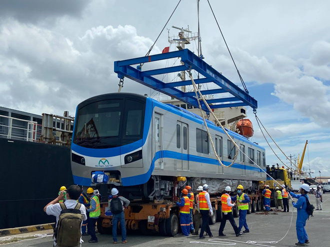 Trong ảnh là toa tàu đầu tiên của tuyến metro được cẩu từ tàu đưa xuống tổ hợp xe siêu trường, siêu trọng.
