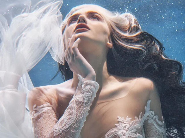 Thời trang - "Nàng tiên cá" diện váy cưới lộng lẫy dưới nước thu hút 5 triệu người theo dõi