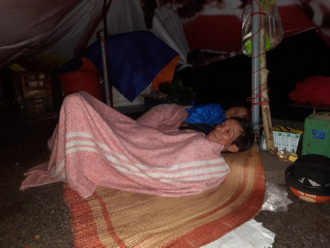 Vợ chồng ông Lê Công Cường (59 tuổi, trú khu phố 2, phường 4, TP.Đông Hà) ngủ trong căn lều tạm bên quốc lộ 9 để canh 3 con lợn được cột lại gần đó.