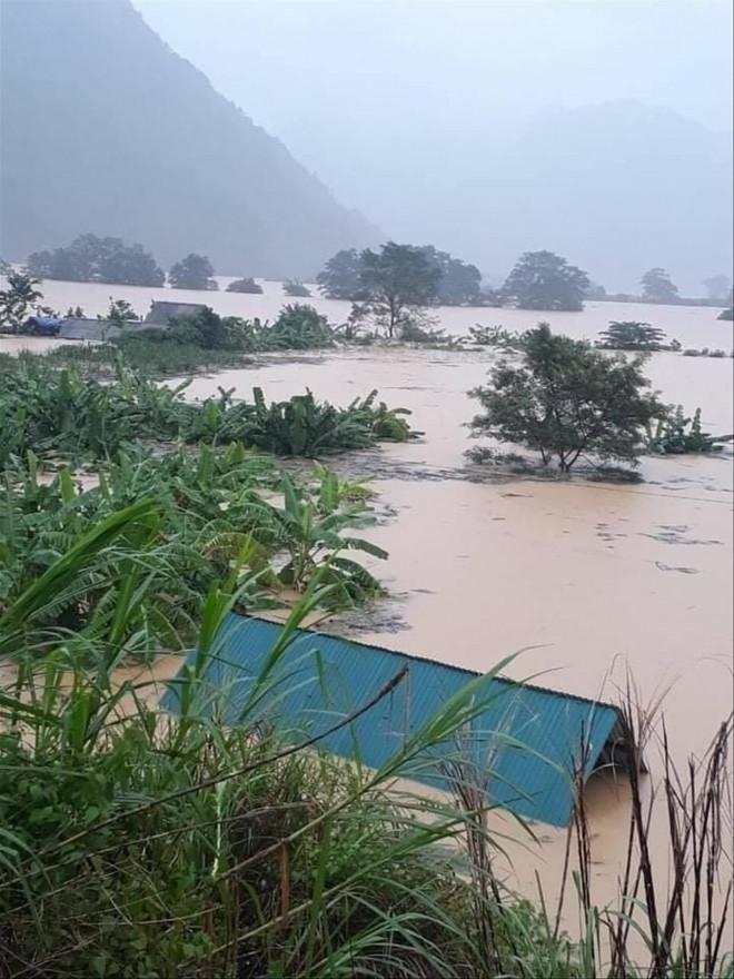 Nhiều làng mạc, phố thị ở Quảng Bình&nbsp;bị nhấn chìm trong nước lũ