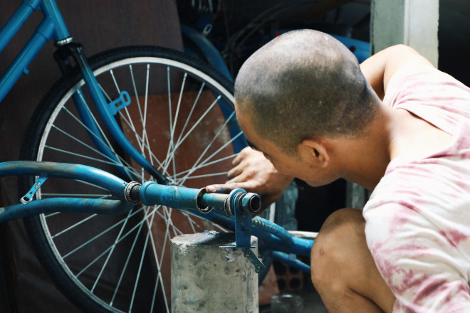 Chàng trai biến xe đạp "sắt vụn" thành xe "mới toanh" tặng người nghèo ở Sài Gòn - 12