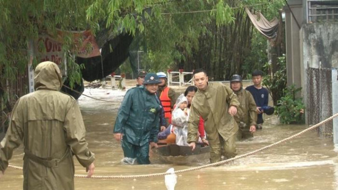 Lực lượng chức năng TP Huế di dời người dân vùng ngập lụt đến nơi an toàn