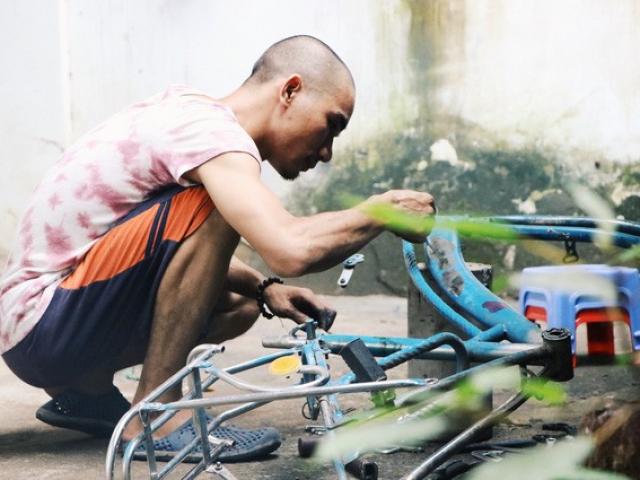 Bạn trẻ - Cuộc sống - Chàng trai biến xe đạp "sắt vụn" thành xe "mới toanh" tặng người nghèo ở Sài Gòn