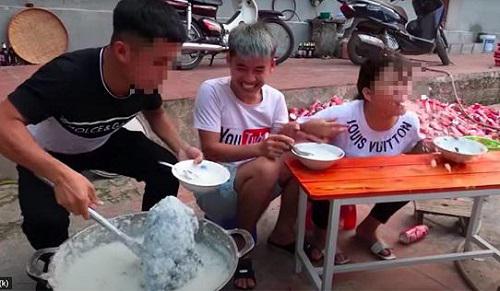 Video nấu cháo gà nguyên lông của Hưng Vlog. Ảnh: VietNamNet