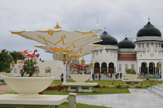 Banda Aceh: Nằm ở trung tâm của thành phố Sumatra, Nhà thờ Hồi giáo Grand Mosque là điểm nhấn tuyệt đẹp với những ngọn tháp và mái vòm đáng yêu cùng với các khu vườn xanh tươi xung quanh nó.
