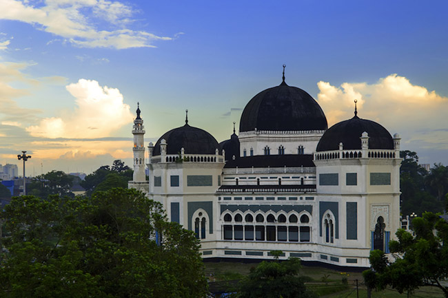 Medan: Thành phố khổng lồ này nằm gần bờ biển phía đông bắc của Sumatra. Với một số kiến ​​trúc thuộc địa đáng yêu cùng các bảo tàng ấn tượng, Medan là một thành phố hiện đại rất quyến rũ. 
