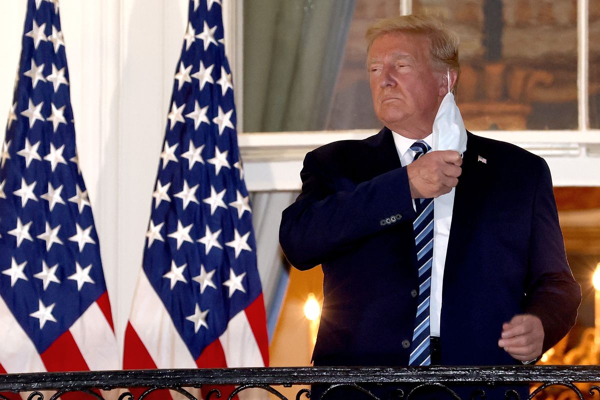 Ông Trump tháo khẩu trang sau khi xuất viện điều trị Covid-19 (ảnh: CNN)