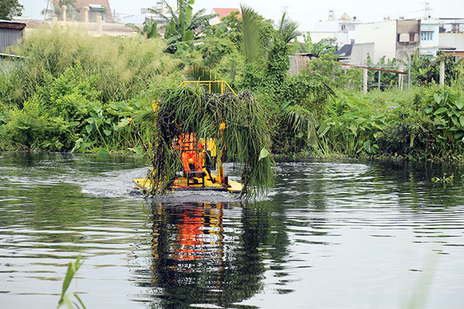 Ngày 9/10, Sở GTVT TP.HCM và công ty cổ phần công trình giao thông Sài Gòn tổ chức thí điểm thực hiện vớt, thu gom chất thải rắn, sử dụng thiết bị hiện đại trên đoạn sông Vàm Thuật - Bến Cát (quận Gò Vấp).
