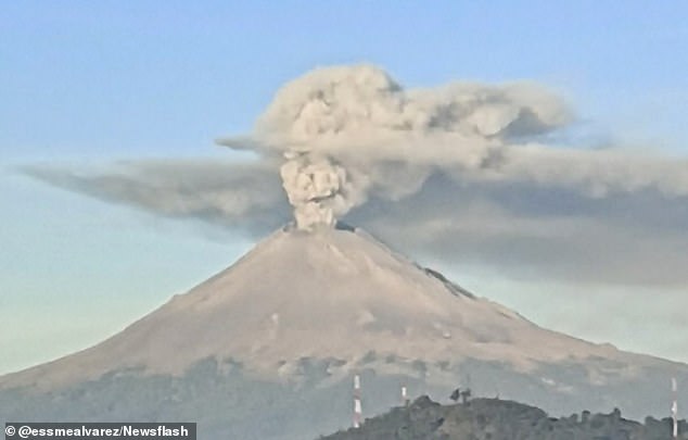 Núi lửa phun trào tạo ra cột tro bụi giống như hình đầu lâu.