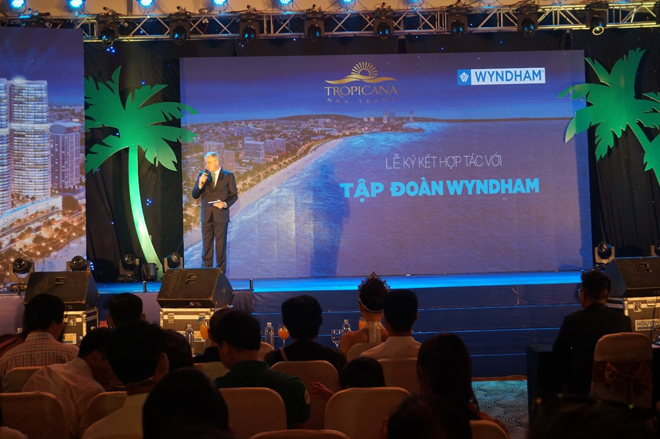 Ông David Wray – Phó Chủ Tịch Phụ Trách Mua Và Bán Của Tập Đoàn Wyndham Hotel Group Khu Vực Đông Á Và Thái Bình Dương (Vice President Of Acquisitions And Development – Wyndham Hotel Group South East Asia And Pacific Rim) trong Lễ giới thiệu Dự án Tropicana Nha Trang (tên thương mại Beau Rivage Nha Trang) diễn ra tại Hà Nội.