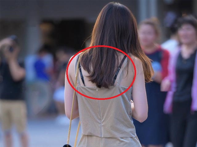 Thời trang - Khi dây áo nhỏ đòi "lộ thiên" trên đường phố châu Á, chẳng gợi cảm mà còn bị chê lôi thôi