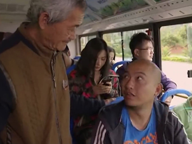 Cười 24H - Đạo lý "kính trên nhường dưới" khi đi xe buýt