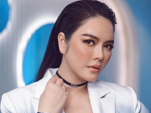 Đời sống Showbiz - Phản ứng của Lý Nhã Kỳ khi bị chê giả tạo, cố tình ép giọng, nói chậm gây khó chịu