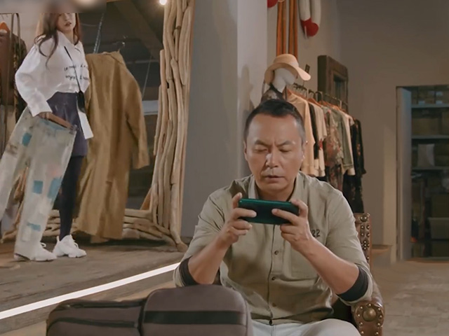 Cười 24H - Chỉ vì mải mê với điện thoại mà chàng trai nhận cái kết đắng