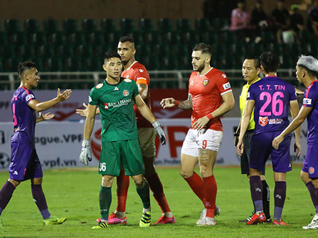 Bóng đá - Cầu thủ Sài Gòn “quây” trọng tài sau tình huống penalty tranh cãi