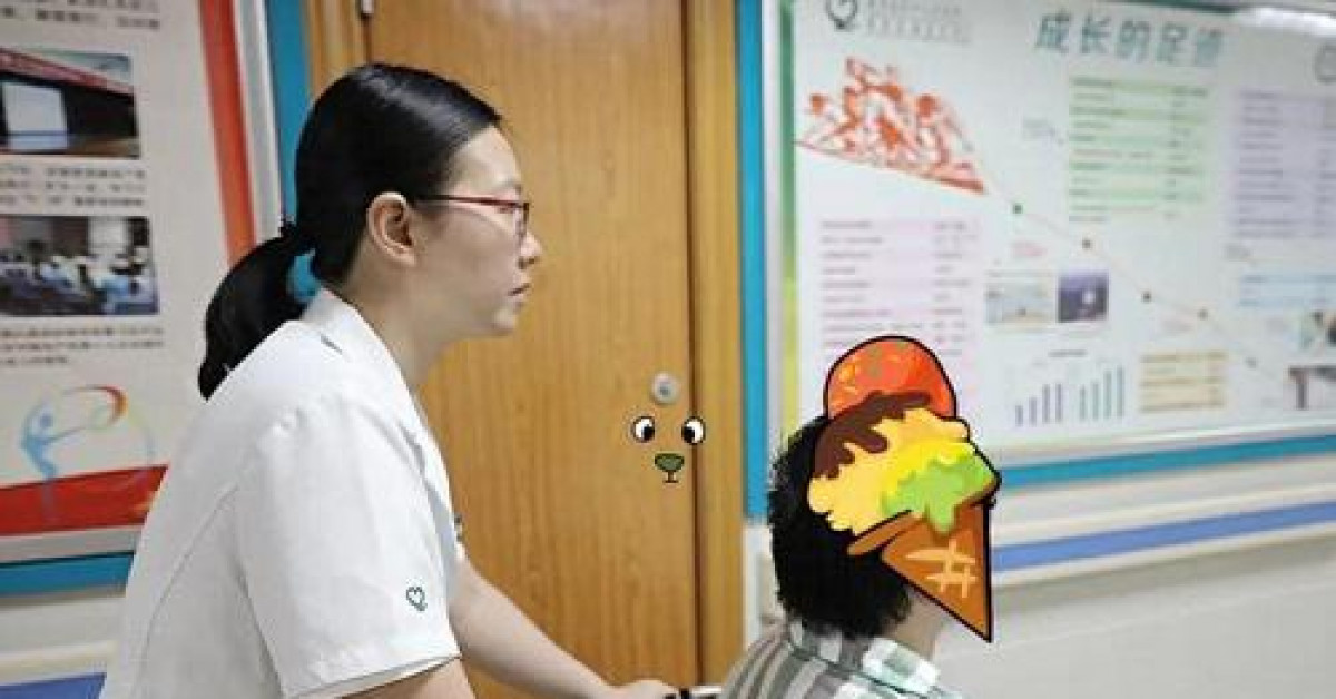 Phi thường - kỳ quặc - Nghiện trà sữa 2 cốc mỗi ngày, nam sinh nhập viện vì tay chân sưng cục lạ, không thể đi lại