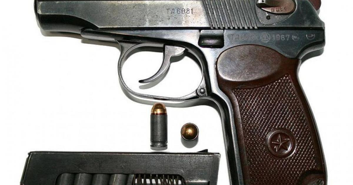 Pháp luật - Đạn nổ khi khoe súng mới mua, bạn nhậu gục trong vũng máu