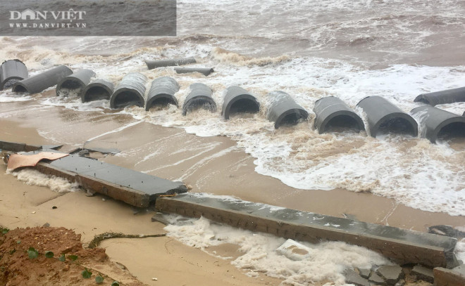 Công trình kè biển bãi tắm Nhật Lệ 2 (TP. Đồng Hới, Quảng Bình) được đầu tư 35 tỷ đồng đã bị sóng biển đánh sập. Ảnh: PV