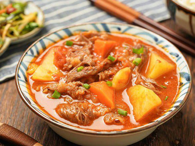 Ẩm thực - Mẹ khéo hầm bò với rau củ cho ngày se lạnh, cả nhà ăn "bay nồi cơm"