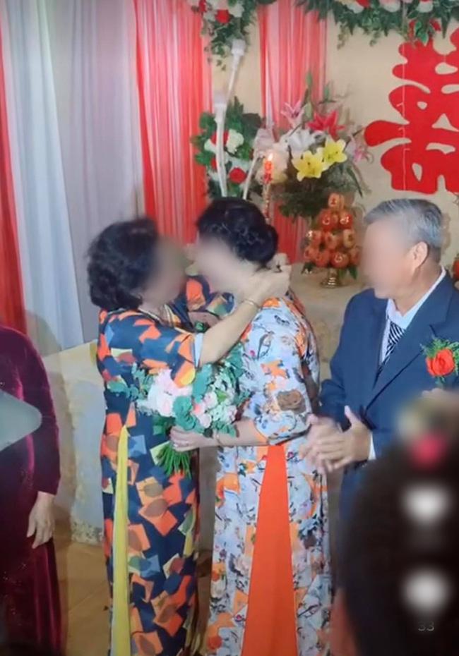 Sau 35 năm kết hôn, con dâu bất ngờ nhận được quà cưới từ mẹ chồng, biết lý do ai cũng rưng rưng - 2