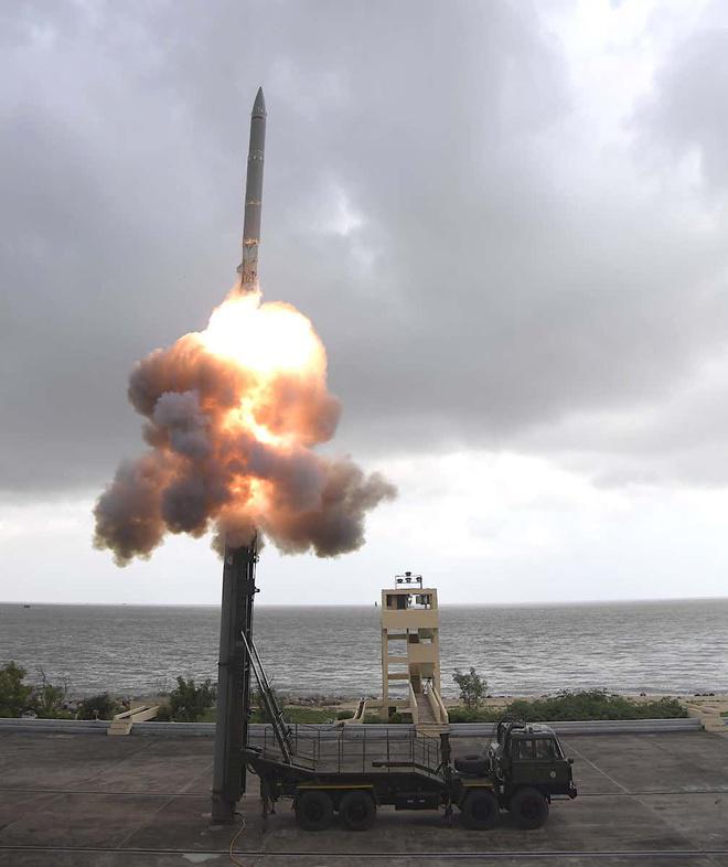 Tên lửa chống ngầm SMART của Ấn Độ rời bệ phóng. Ảnh: DRDO.
