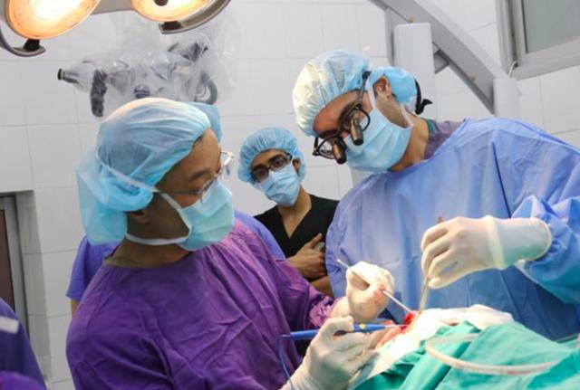 Phẫu thuật thần kinh cho bệnh nhân ở Bệnh viện Việt Đức. Ảnh: BVCC