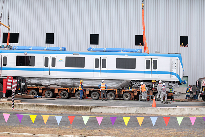 Sáng 10/10, đoàn tàu của tuyến đường sắt đô thị TP.HCM metro số 1 (Bến Thành - Suối Tiên) đã chính thức có mặt tại depot Long Bình (quận 9) để lắp đặt vào đường ray tạm tại đây.
